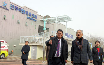 스포츠클럽 관계자 만난 유인촌 "생활체육 마당이자, 생태계 핵심"