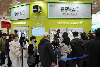 풀무원, 국제식품 박람회서 즉석조리 자판기 ’로봇셰프’ 선봬