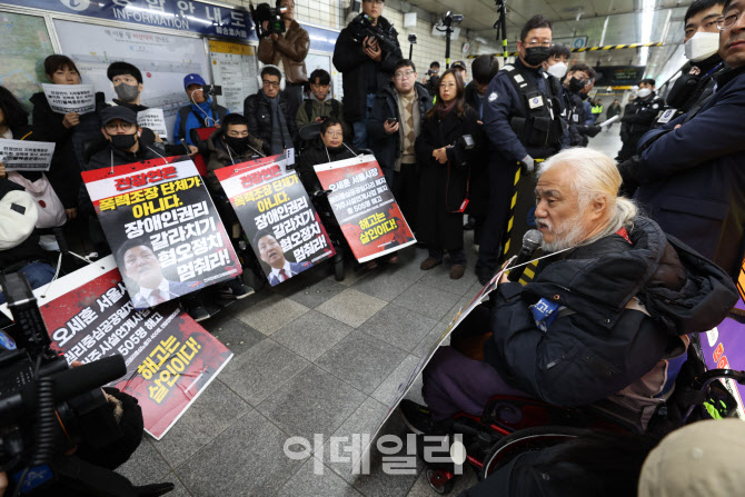 [포토]지하철 시위 원천봉쇄, '입장 밝히는 박경석 대표'