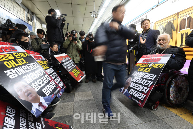 [포토]지하철 시위 원천봉쇄, '기자회견하는 박경석 전장연 공동대표'