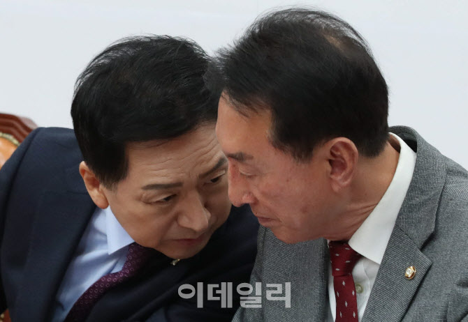 [포토]최고위, '대화하는 김기현-김석기'