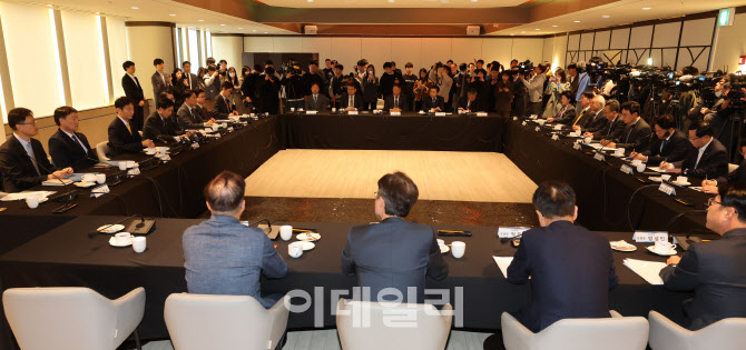 [포토]금융당국, 은행장들 만나 상생금융 촉구…"조속히 방안 마련"