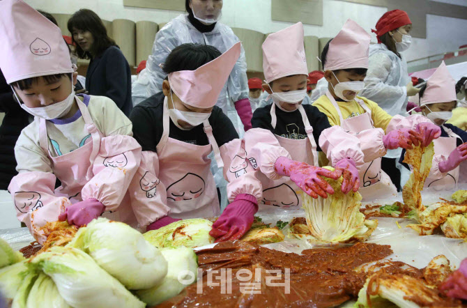 [포토] 국민대통합 김장 행사 참석한 어린이들