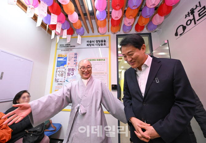 [포토]서울형 어르신 상담 공간 둘러보는 오세훈 시장