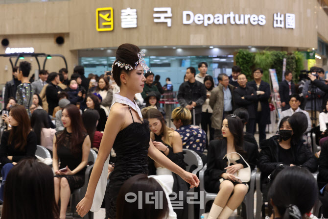 [포토]김포공항 국제선 출국장 앞에서 패션쇼