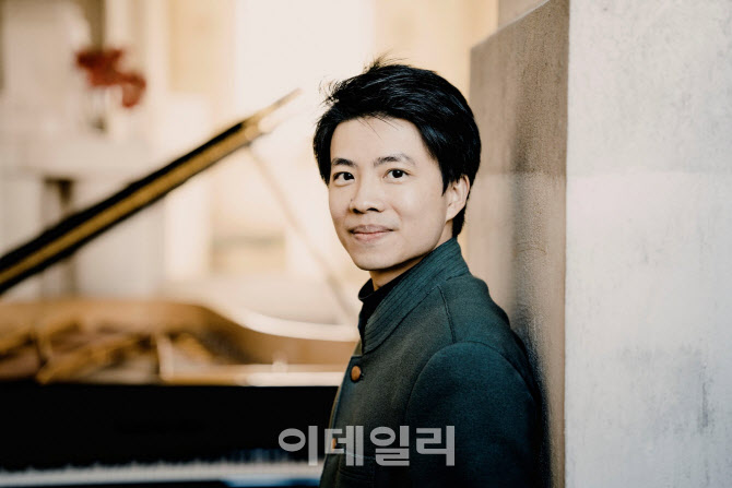 킷 암스트롱 "3명의 연주자, 1대의 피아노로 평화 전합니다"