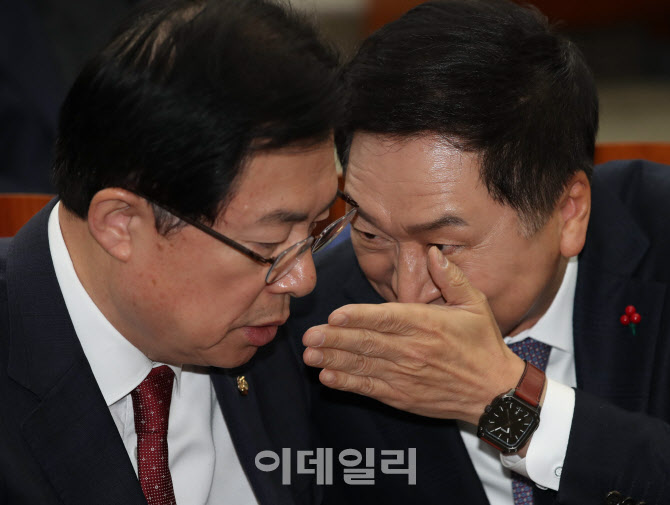 [포토]국민의힘 의원총회, '대화하는 김기현-이만희'