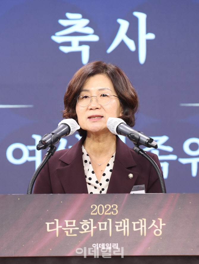 [포토]축사하는 권인숙 여성가족위원회 위원장