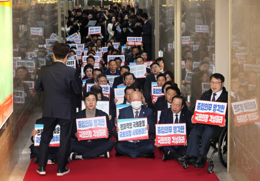 이동관 탄핵안 국회 본회의 보고…12월 1일 표결