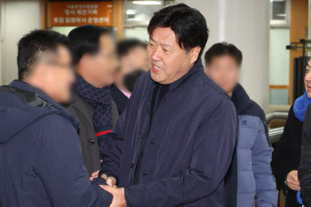 ‘대장동 의혹 첫 선고’ 李 최측근 김용, 징역 5년…법정구속까지