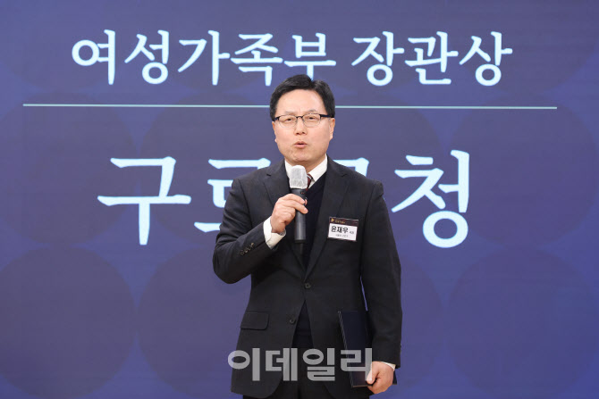 [포토]장관상 받은 뒤 소감 밝히는 윤재우 국장