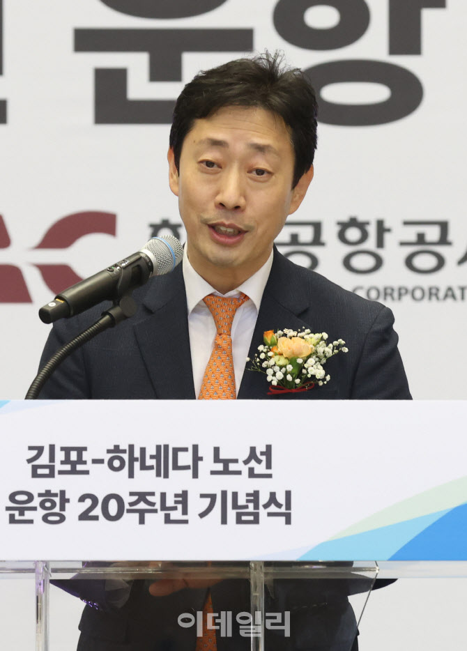 [포토]기념사하는 윤형중 사장