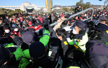 용산에 개 100마리 풀려던 육견협회…간부 3명 현행범 체포