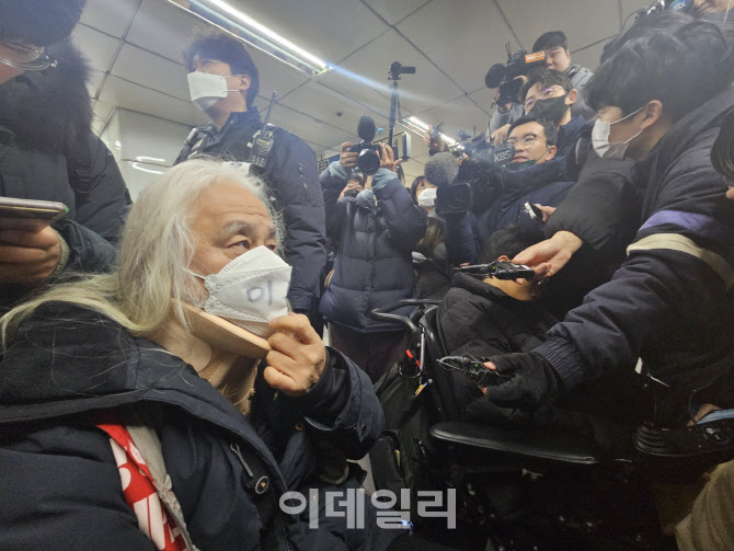 전장연, 탑승 시위 잠정중단…"예산심의 종료될 때까지 침묵 시위"