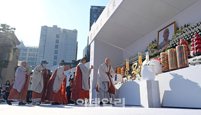 [포토]자승스님에게 헌화하는 스님들