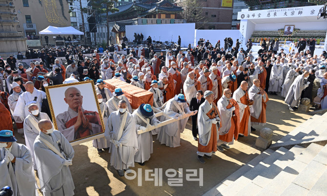 [포토]조계사 나서는 자승스님 법구