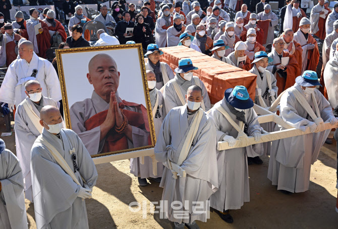 [포토]조계사 떠나는 자승스님 법구