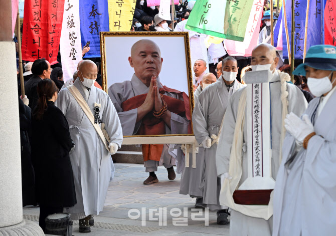 [포토]법구와 함께 이운되는 자승스님 영정