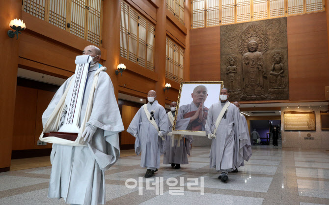 [포토]한국불교역사문화관 둘러보는 자승 스님 위패와 영정