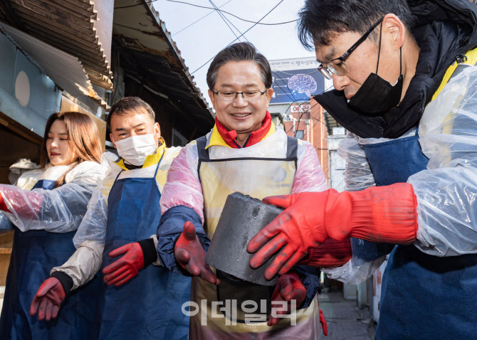 [포토] 최호권 영등포구청장, 쪽방촌 연탄 배달 봉사활동