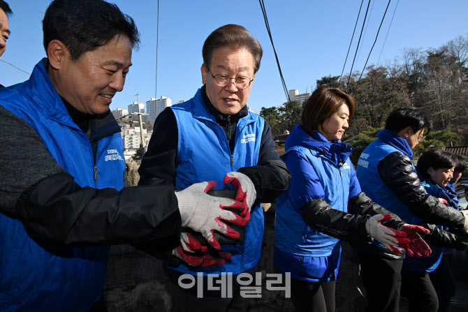 [포토] 연탄 배달하는 이재명 대표