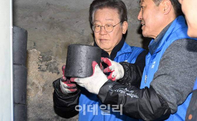 [포토] 연탄 배달 봉사하는 이재명 대표