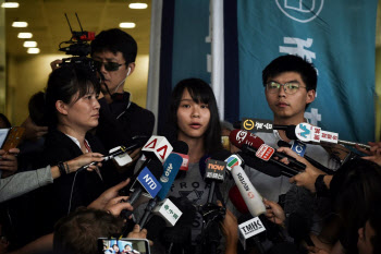 캐나다로 뜬 홍콩의 ‘민주 여신’…정부는 “추적하겠다”
