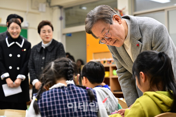 [포토]'돌봄교실 둘러보는 이재명 대표'