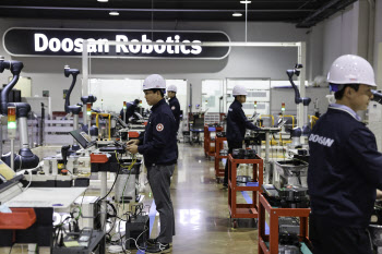 [르포]협동로봇 세계 1위 도전…두산로보틱스, 생산력 2배 키운다