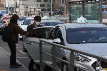 기사에 車구입비 떠넘긴 택시회사 과태료…法 "소송대상 아냐"