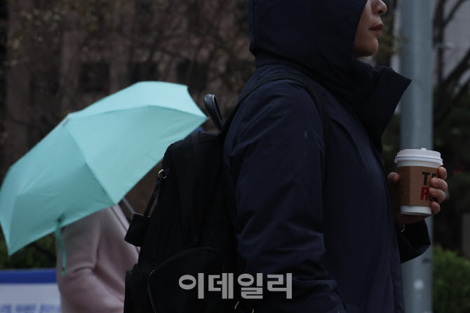 [포토]우산 대신 따듯한 커피