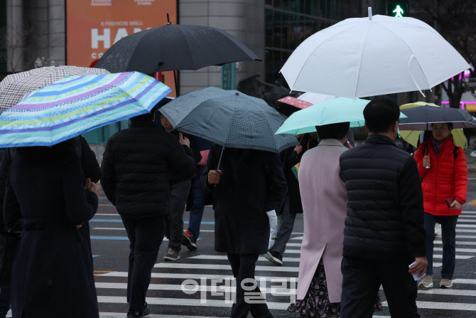 [포토]우산 쓰고 이동하는 시민들