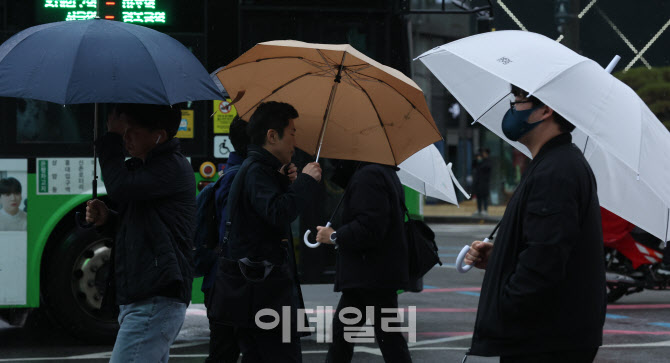 [포토]겨울비 내리는 출근길