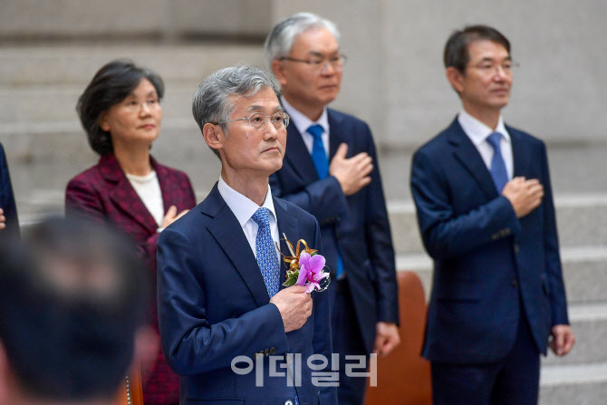 [포토]국민의례하는 조희대 신임 대법원장과 대법관들