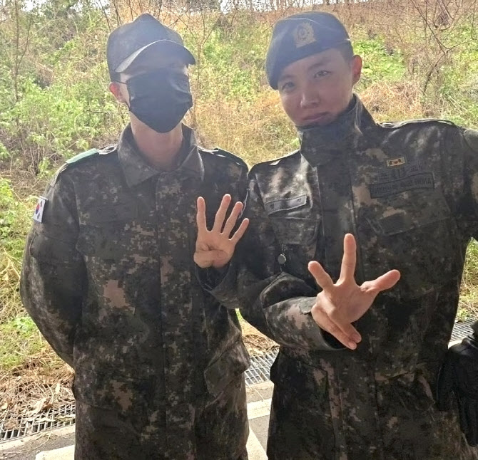 [포토] RM·뷔, 육군 현역 입대…BTS 멤버 전원 모여 배웅