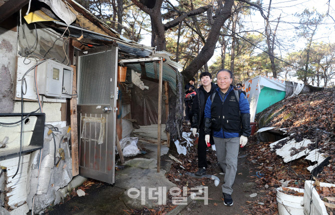 [포토]연탄배달 봉사하는 윤재옥 원내대표