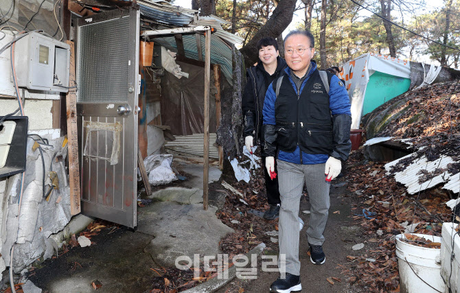 [포토]윤재옥 원내대표, 구룡마을 찾아 연탄 배달