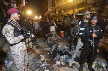 파키스탄 북서부 경찰서서 자살 폭탄 테러 발생...수십명 사상