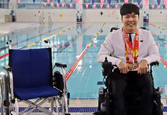 KT스카이라이프, 장애인 수영 '김동빈 선수'에 휠체어 전달