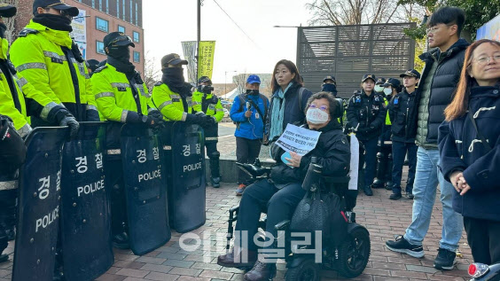 혜화역서 침묵시위하던 전장연 활동가 체포