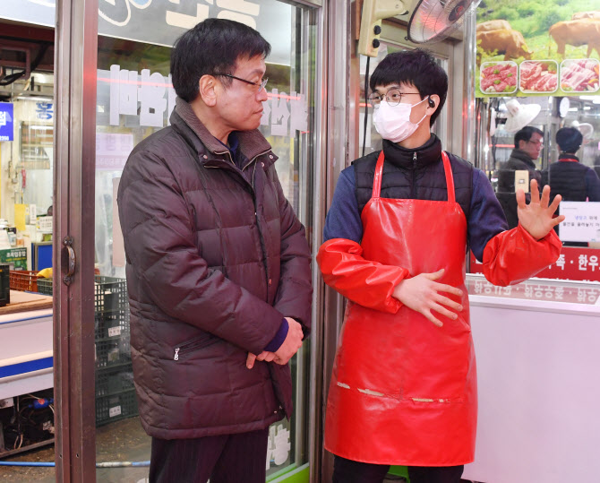 영천시장 방문한 최상목 부총리 후보자…"물가 조속히 안정"