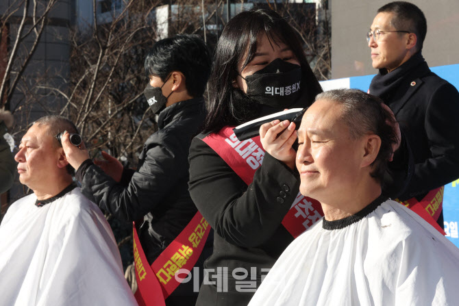 [포토]의사들의 삭발을 지켜보는 이필수 대한의사협회장