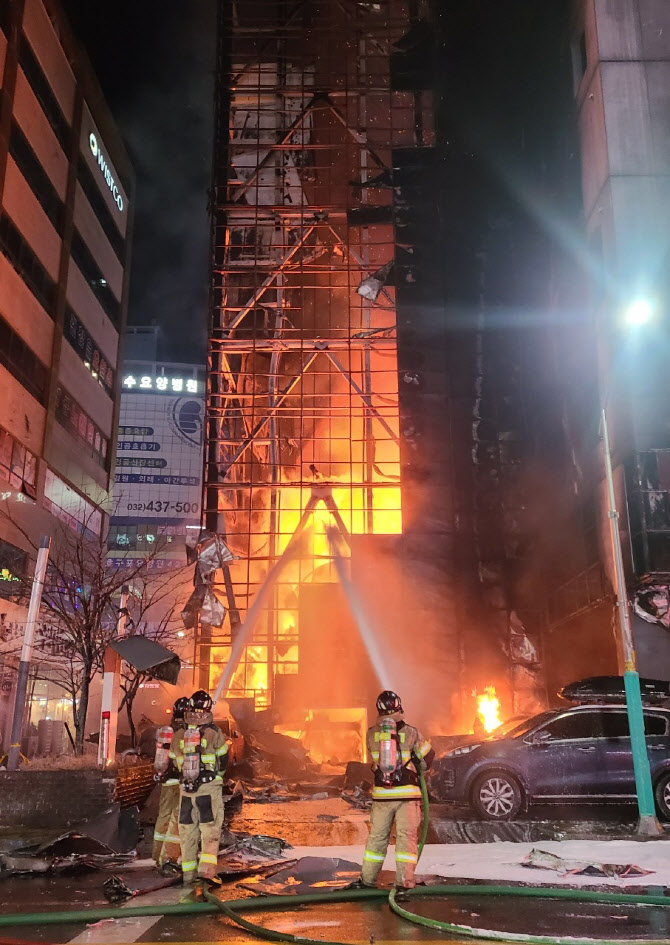 18층짜리 인천 호텔 화재…추락자 등 2명 중상·44명 경상