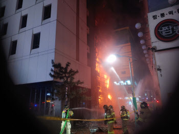 인천 호텔 화재 피해자 54명으로 늘어…“원인 조사중”(종합)