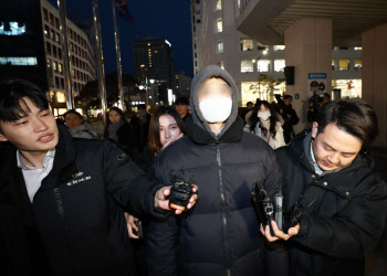 "경복궁 낙서 복구, 수억원 들어...지금이라도 자수하라"