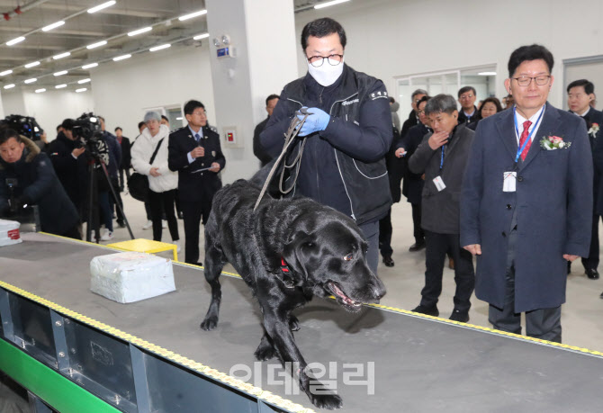 [포토]마약 밀수는 내가 막겠어!