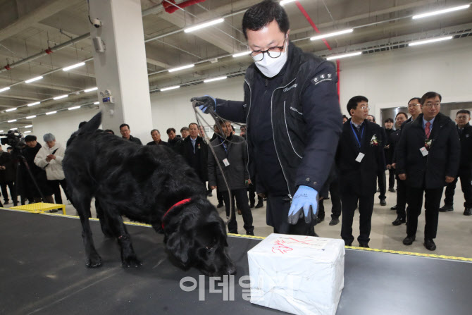 [포토]마약 탐지하는 마약탐지견