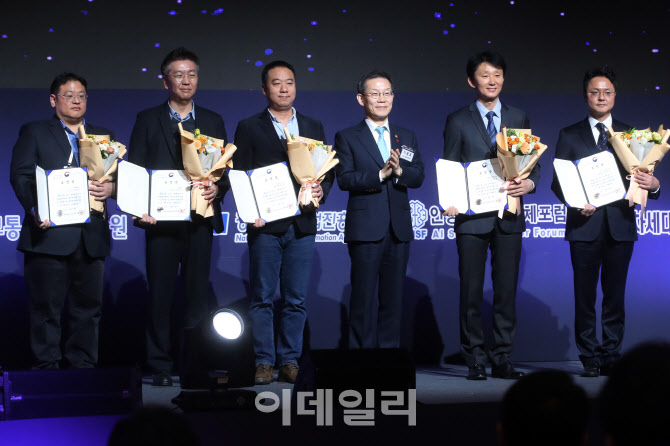 [포토] 표창 수여하는 이종호 과기정통부 장관