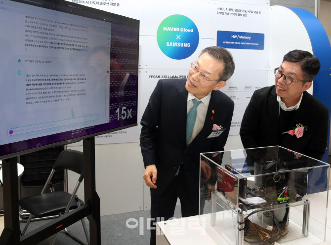 [포토] 이종호 과기부 장관, K-클라우드 실증사업 시범 서비스 시연