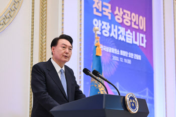 기업인 만난 尹 "과도한 정치·이념이 경제 지배하지 못하게 막을 것"